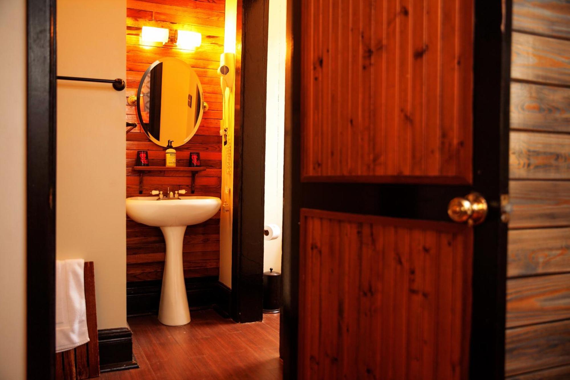 Royal Street Inn & Bar Ню Орлиънс Стая снимка